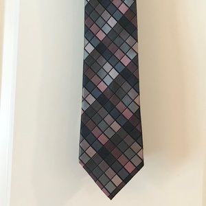 Geometric gray and pink silk tie